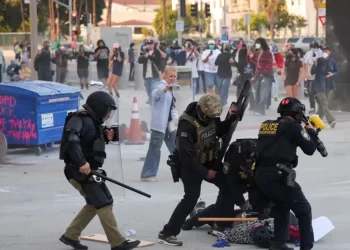 Se enfrentan manifestantes y agentes de migración en LA
