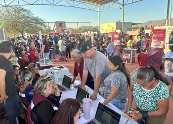 Gobernador Durazo cumple a familias de la colonia Laura Alicia Frías con servicios gratuitos de “Sonora Atiende”