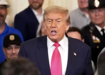 Respalda Trump impuesto a remesas de migrantes