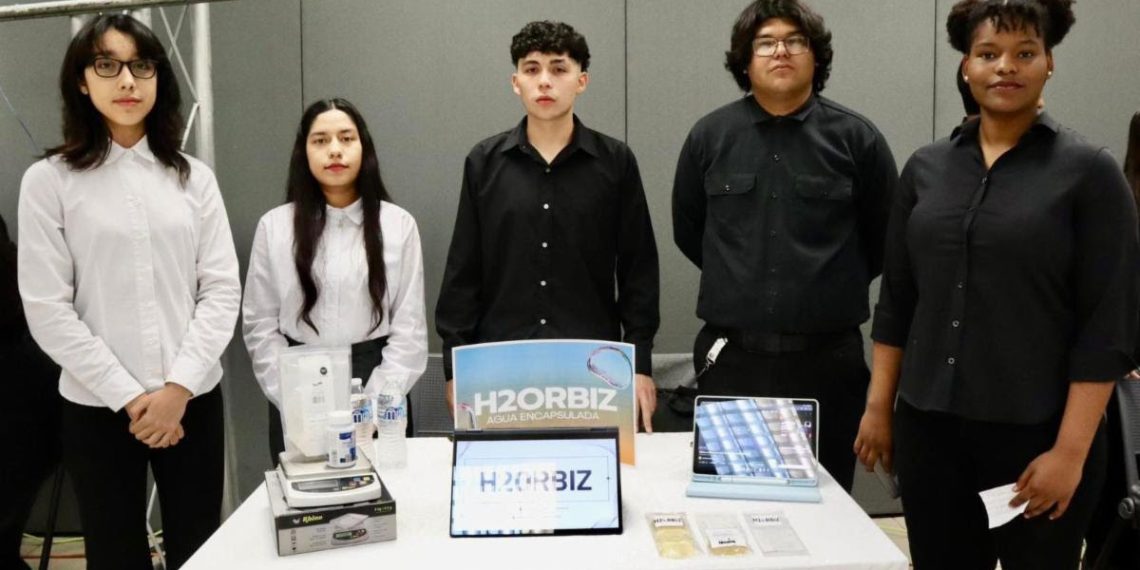 Estudiantes de la Universidad Tecnológica de SLRC crean envase de agua comestible