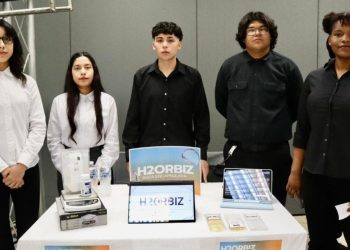 Estudiantes de la Universidad Tecnológica de SLRC crean envase de agua comestible