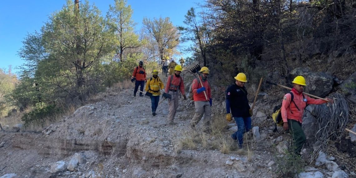 Gobierno de Sonora informa incremento de personal para el combate al incendio forestal en Agua Prieta