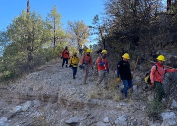 Gobierno de Sonora informa incremento de personal para el combate al incendio forestal en Agua Prieta