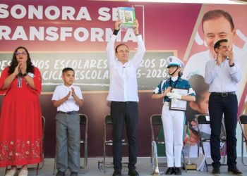 Gobernador Durazo arranca distribución de libros de texto y desayunos gratuitos para alumnos de educación básica