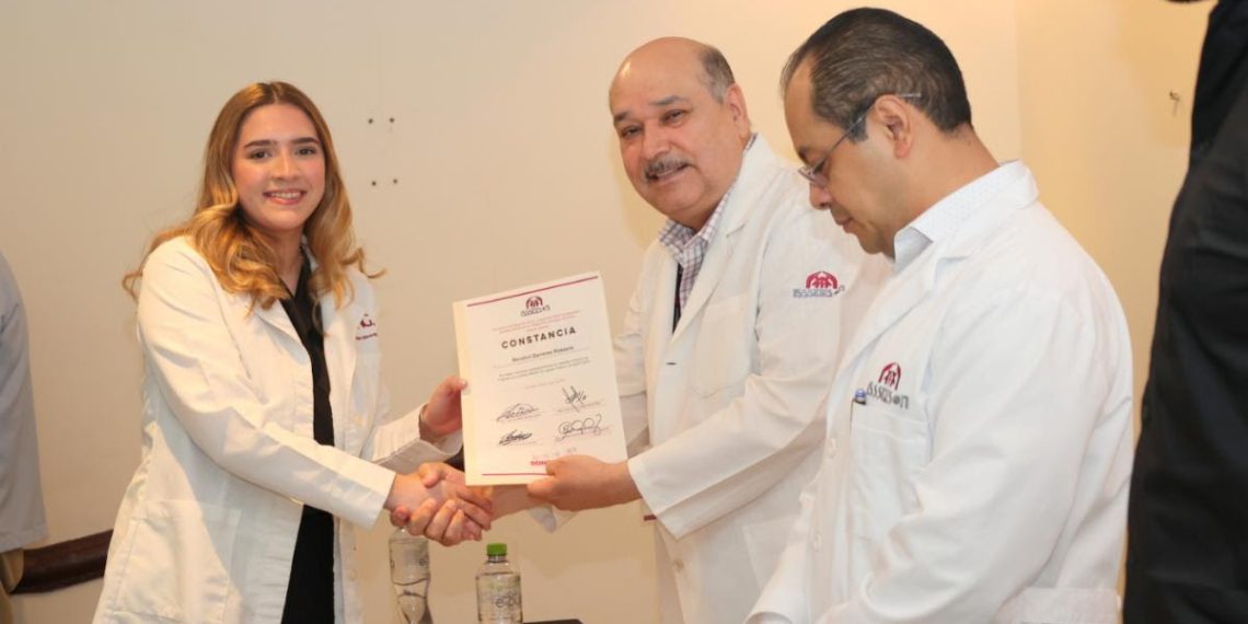 Gobierno de Sonora reconoce a estudiantes de Medicina que concluyeron su internado en Isssteson