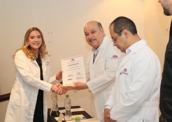 Gobierno de Sonora reconoce a estudiantes de Medicina que concluyeron su internado en Isssteson