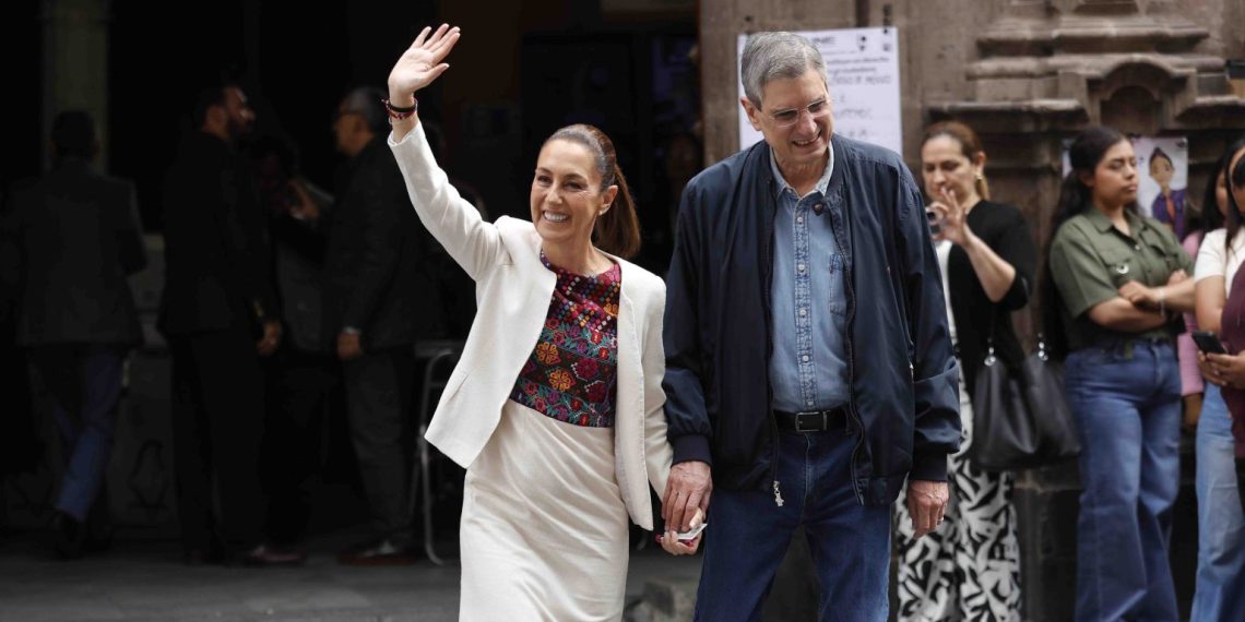 Claudia Sheinbaum vota en elección judicial