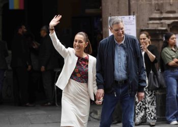 Claudia Sheinbaum vota en elección judicial