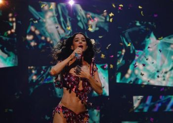 Katy Perry casi cae desde una mariposa voladora en pleno concierto