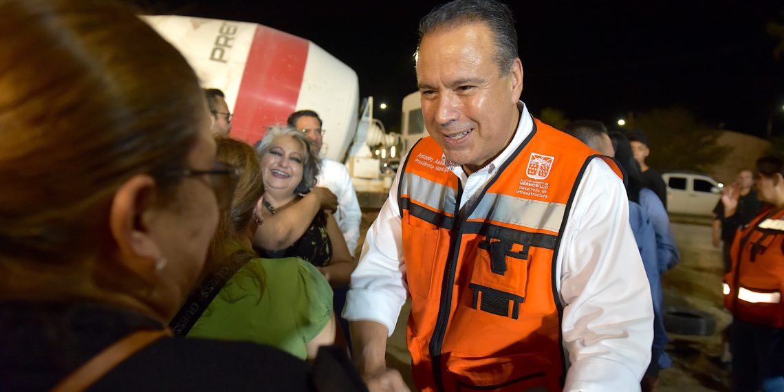 Cumple Antonio Astiazarán con obra de puente peatonal y vehicular en Puerta del Rey