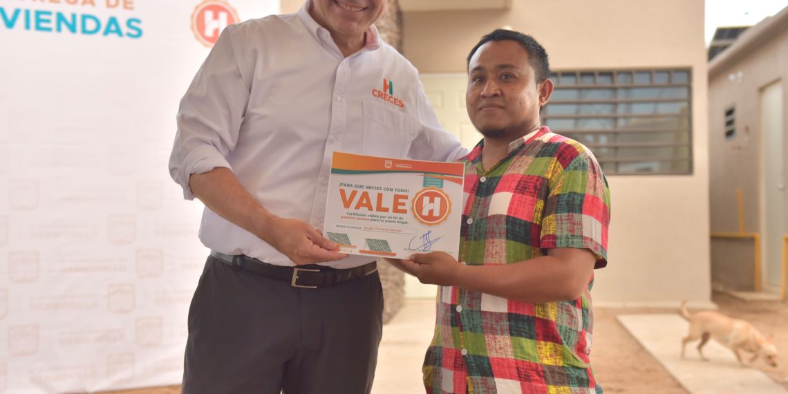 Cumple Toño Astiazarán con entrega de paneles solares del programa Sello H en viviendas de interés social