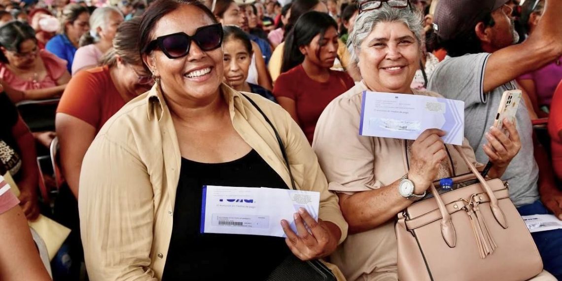 Familias del sur agradecen a Gobernador Durazo entrega de apoyos económicos para mejorar su calidad de vida