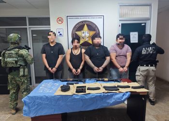 Personal del Ejército Mexicano detuvo a cuatro hombres y aseguró un arsenal y vehículos en Cajeme