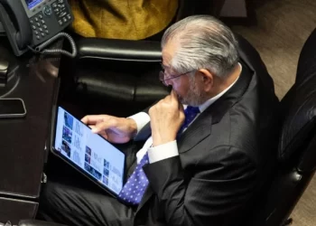 Adán Augusto reaparece en el Congreso, mientras Morena bloquea el debate sobre Hernán Bermúdez