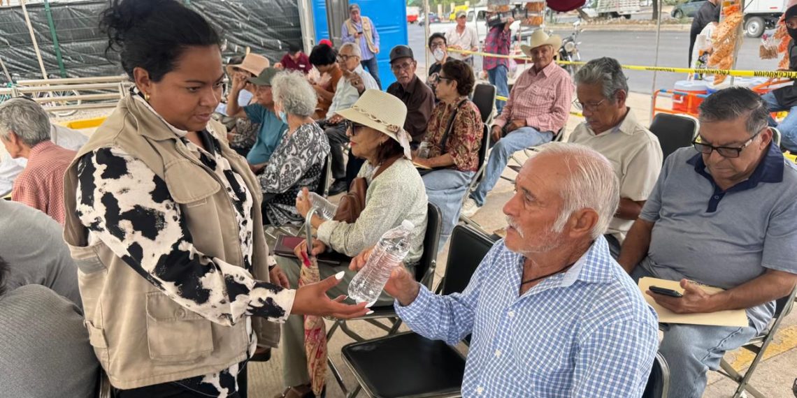 Instala Bienestar Sonora carpas y sillas en Bancos del Bienestar en atención a la derechohabiencia de programas sociales