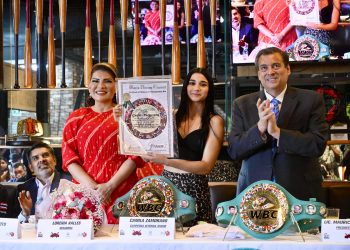 Camila Zamorano hace historia en el boxeo: Lorenia Valles