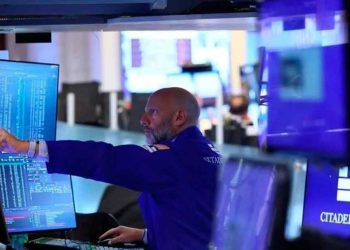 Caen mercados de EU tras anuncio de aranceles a Canadá