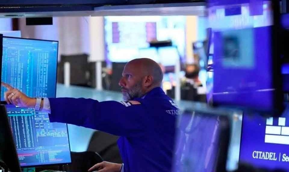 Caen mercados de EU tras anuncio de aranceles a Canadá