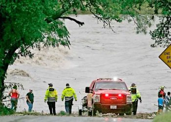 Al menos 27 muertos en inundaciones en Texas mientras continúa búsqueda de desaparecidos