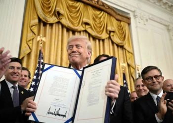 Firma Trump nuevas regulaciones sobre ‘stablecoins’