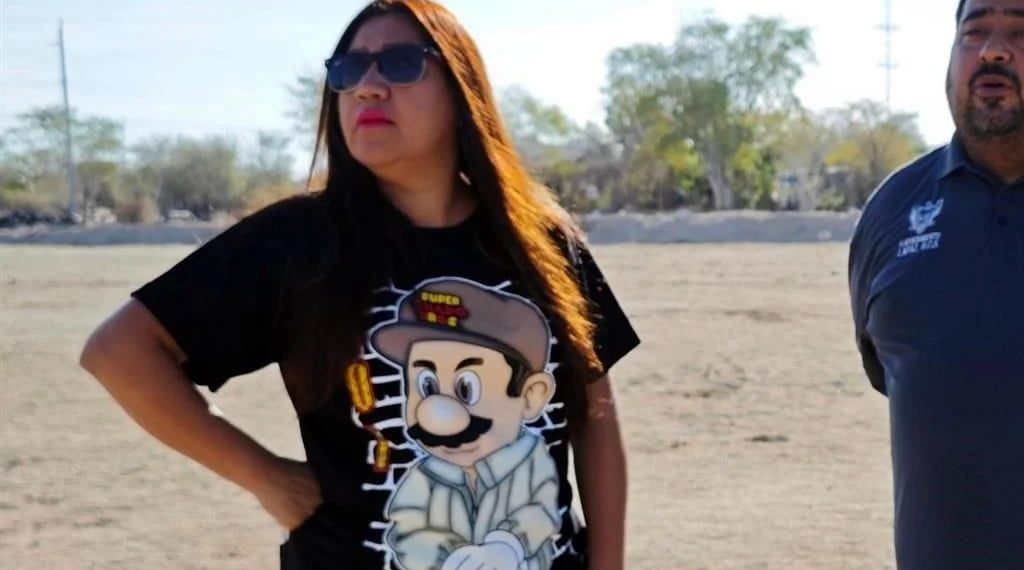 Hace política regidora en BCS… ¡Con playera del Chapo!