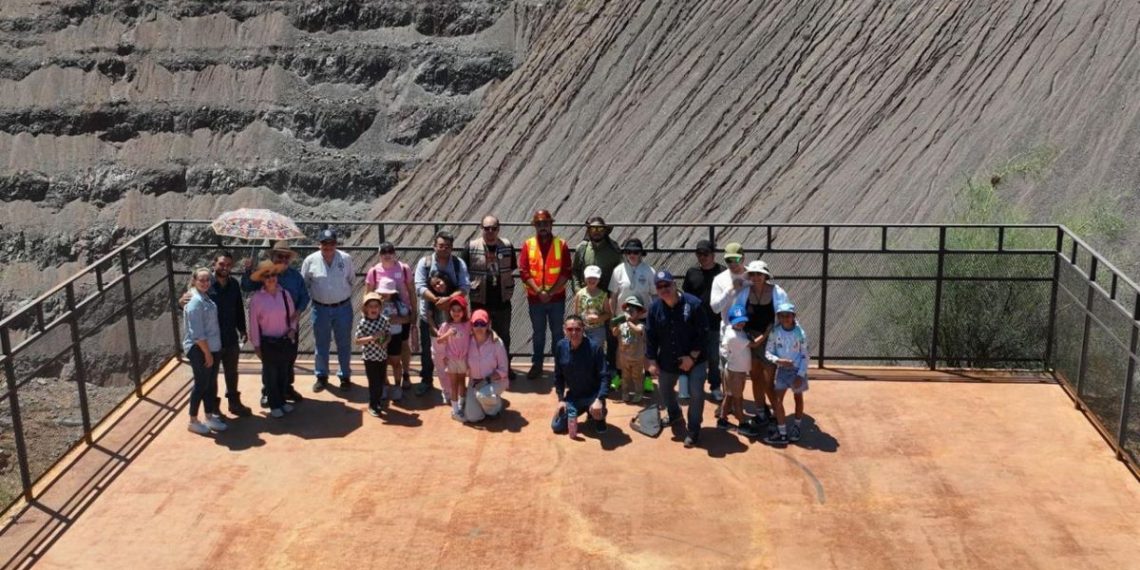 Disfrutan familias el arranque del Tour Minero La Colorada