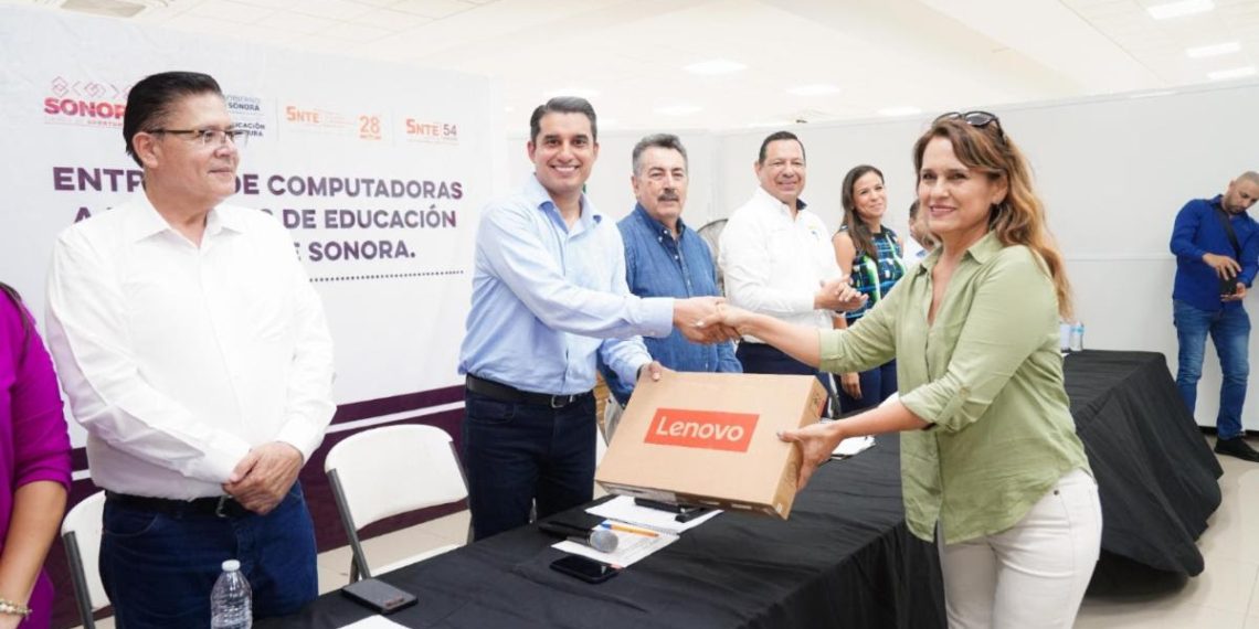 Beneficia Gobernador Durazo con uniformes y computadoras a comunidad educativa del sur de Sonora: SEC