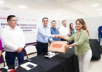 Beneficia Gobernador Durazo con uniformes y computadoras a comunidad educativa del sur de Sonora: SEC