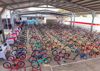 Cumple Gobernador Alfonso Durazo compromiso con la niñez sonorense al entregar bicicletas y kits de seguridad