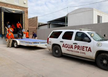 Gobierno de Sonora entrega 14 mil litros de agua para combatir altas temperaturas en Nogales