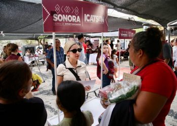 Gobernador Durazo beneficia con servicios gratuitos de “Sonora Atiende” a familias de la colonia Altares