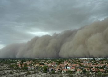 Tormenta de arena atraviesa área metropolitana de Phoenix y deja a miles sin electricidad