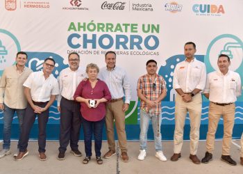 Toño Astiazarán y Coca-Cola regalan 10 mil regaderas ecológicas