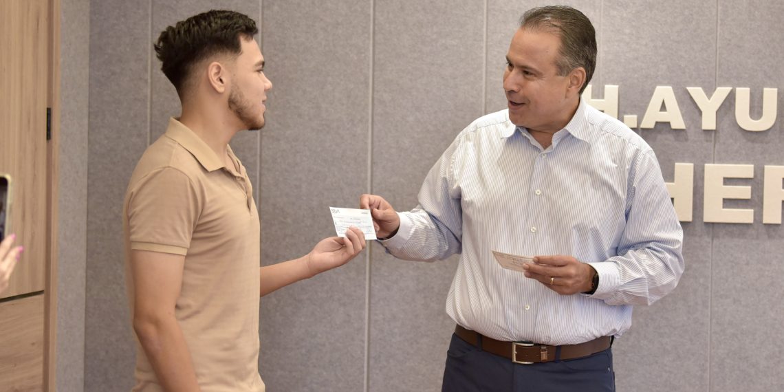 Entrega Toño Astiazarán más apoyos a deportistas; suman 257 beneficiados