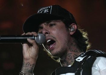 Natanael Cano agrede a DJ en pleno show y lo presume ante el público