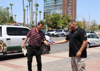 Gobierno de Sonora refuerza entrega de agua y suero para prevenir golpes de calor
