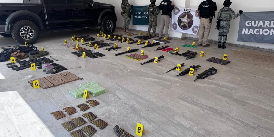 Mesa Estatal de Seguridad logra aseguramiento de arsenal, artefactos bélicos y un vehículo blindado en Caborca