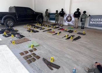 Mesa Estatal de Seguridad logra aseguramiento de arsenal, artefactos bélicos y un vehículo blindado en Caborca