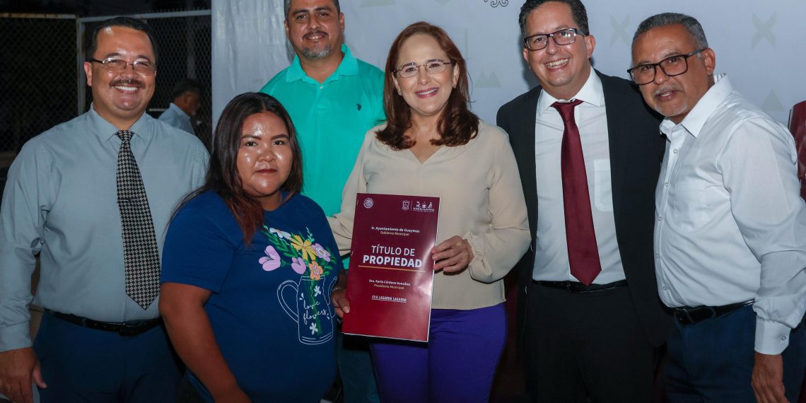 Beneficia a familias el Ayuntamiento de Guaymas con la entrega de títulos de propiedad