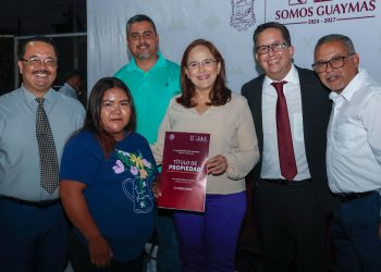 Beneficia a familias el Ayuntamiento de Guaymas con la entrega de títulos de propiedad