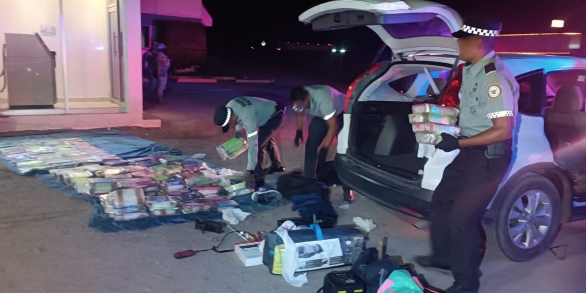 Militares y Guardia Nacional seguran droga, armas, vehículo y un detenido, en el municipio de Benjamín Hill