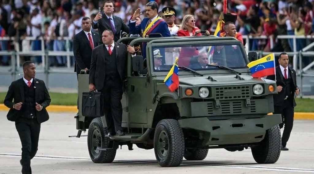 Los buques de guerra de EU se acercan, pero muchos venezolanos no se inmutan