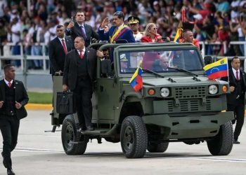 Los buques de guerra de EU se acercan, pero muchos venezolanos no se inmutan