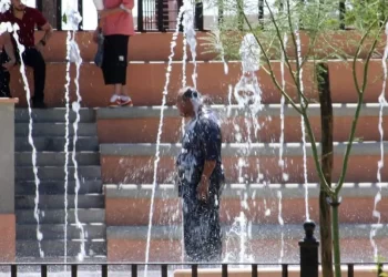 Calor sofocante golpea a Hermosillo con 44 grados y una sensación térmica de 51 grados