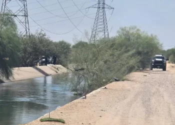 Hallazgo de cuerpo desnudo flotando en el canal de S.L.R.C. moviliza a la policía