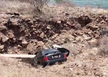 Conductora se precipita a barranco en carretera Guaymas – Empalme