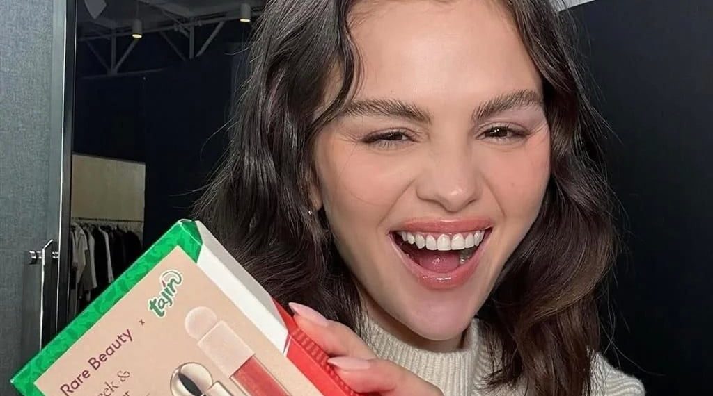 Selena Gómez presenta rubor y brillo labial con un toque picante
