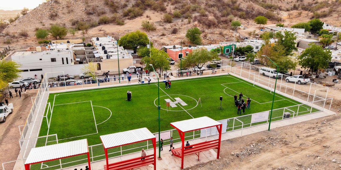 Beneficia Toño Astiazarán a familias de colonia Los Ángeles con cancha deportiva