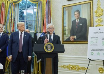 Trump anuncia que Apple invertirá otros $100,000 millones en manufactura en EEUU