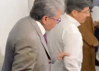 Monreal jala del brazo al nuevo presidente de la Corte y lo tunden en redes